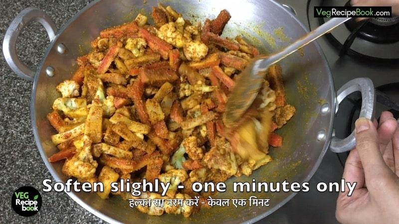 Gobhi Gajar Mooli ka Achar in Hindi | Gajar Mooli Gobhi ka Achar Recipe in Hindi