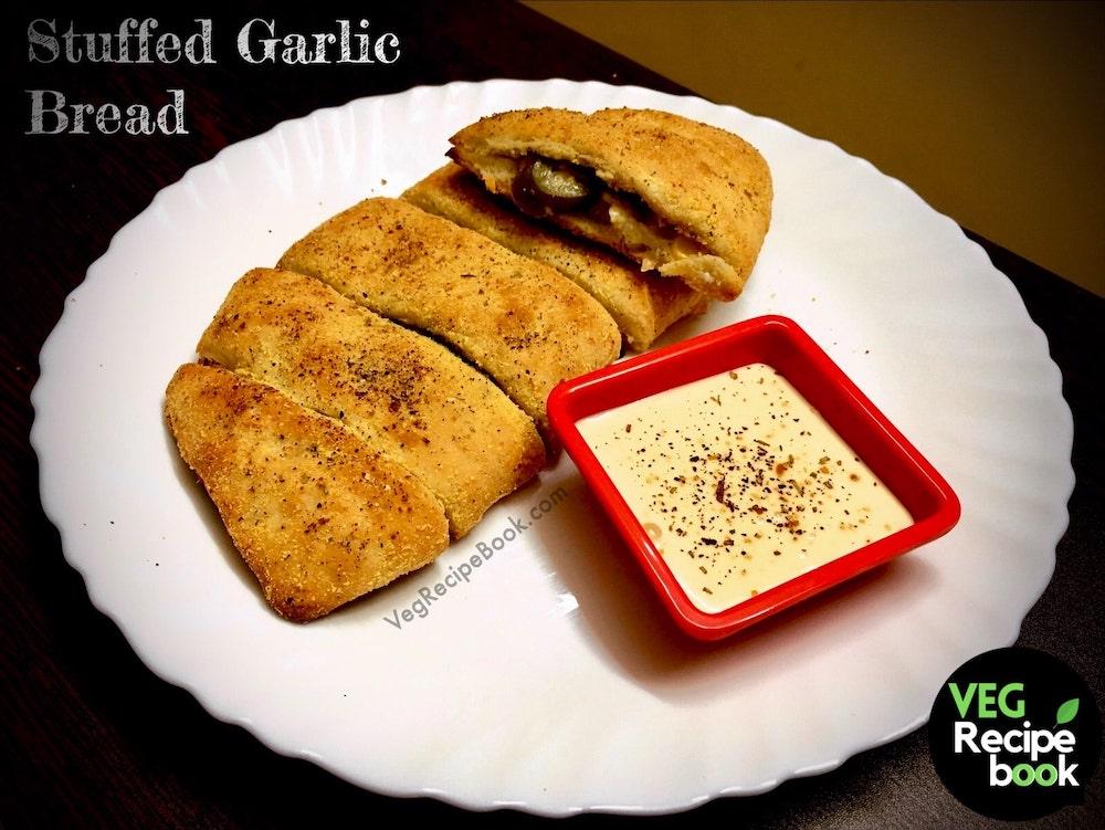 डोमिनोस स्टाइल स्टफ्ड गार्लिक ब्रेड रेसिपी | Dominos style Stuffed Garlic Bread Recipe in Hindi | Stuffed Garlic Bread Sticks Recipe in Hindi